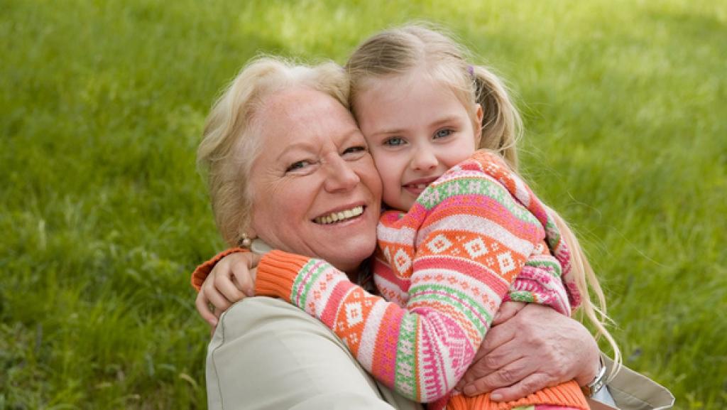 Ältere Frau umarmt kleines Mädchen