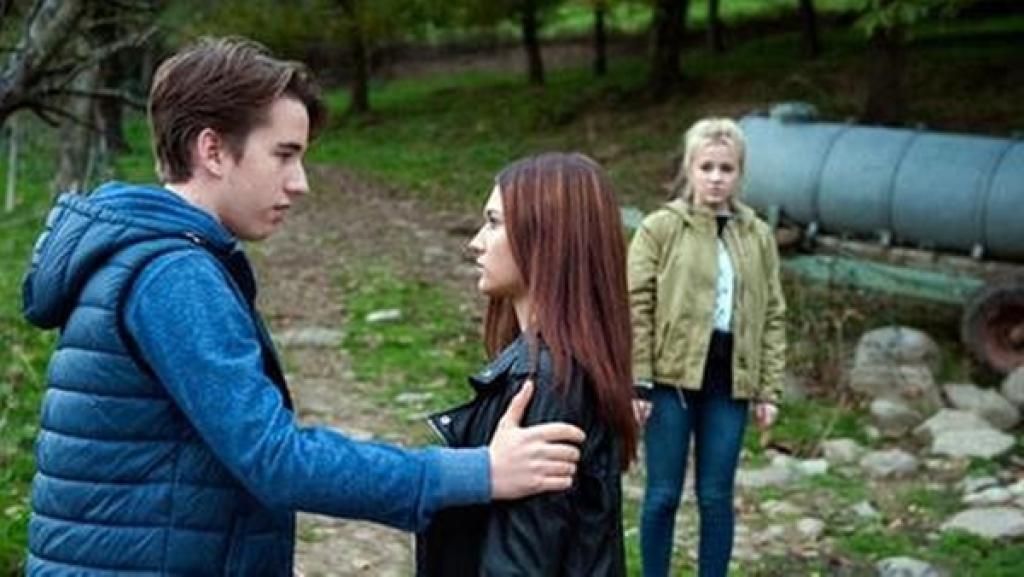 Ein junge und ein Mädchen unterhalten sich