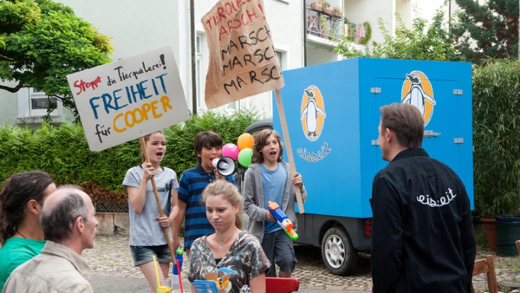 Leo, Linus und Jan demonstrieren gegen Tierquälerei.