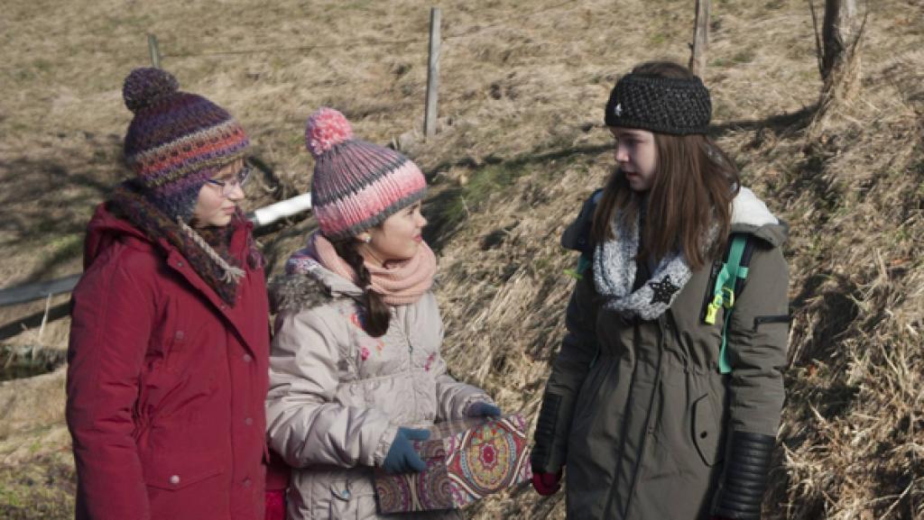 Emelie, Hanadi und Leo mit dem kranken Hamster