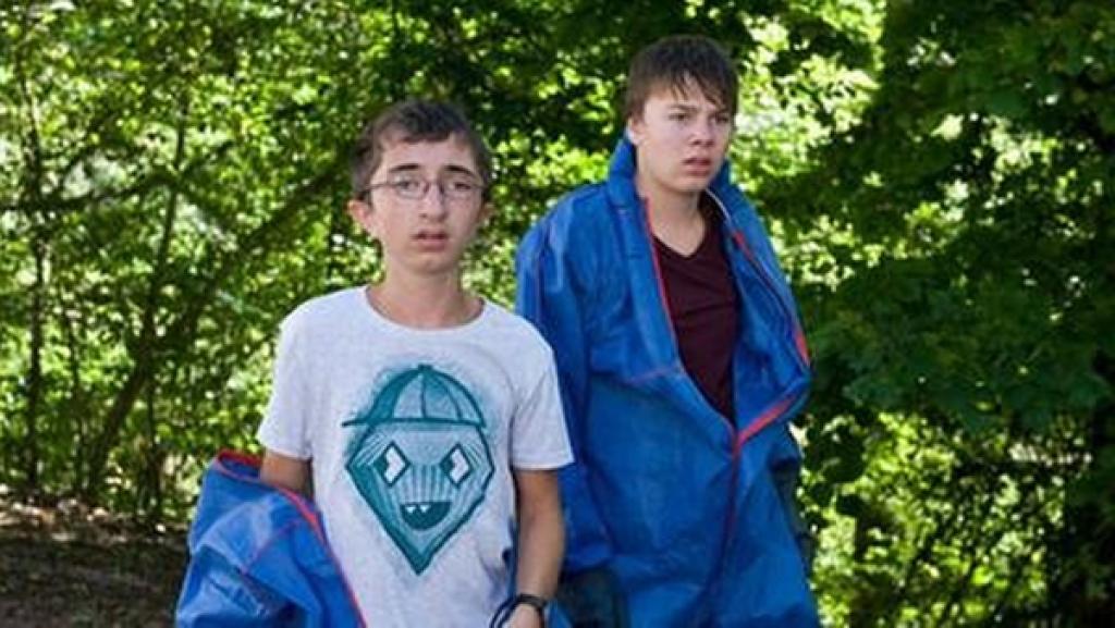 Zwei Jungs in Overalls