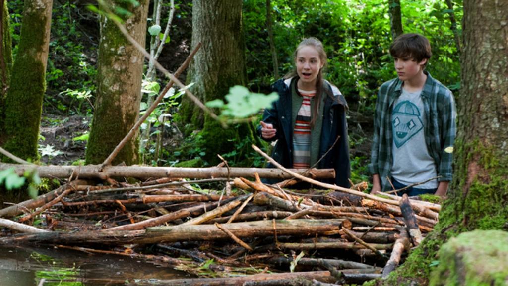 Paulina und Jan entdecken einen Biber.