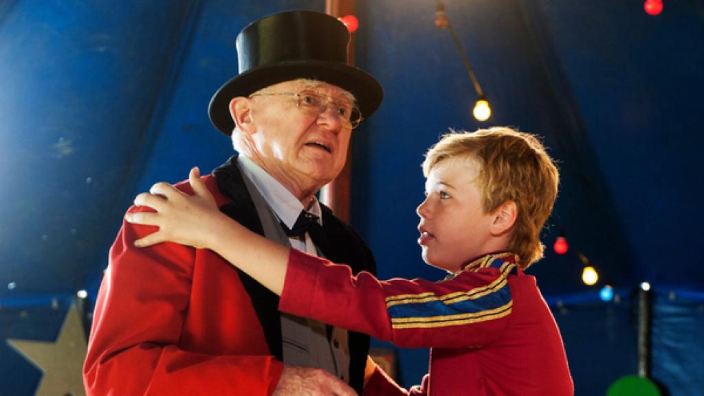 Darsteller der Serie "Tiere bis unters Dach": Tim mit seinem Opa im Zirkus