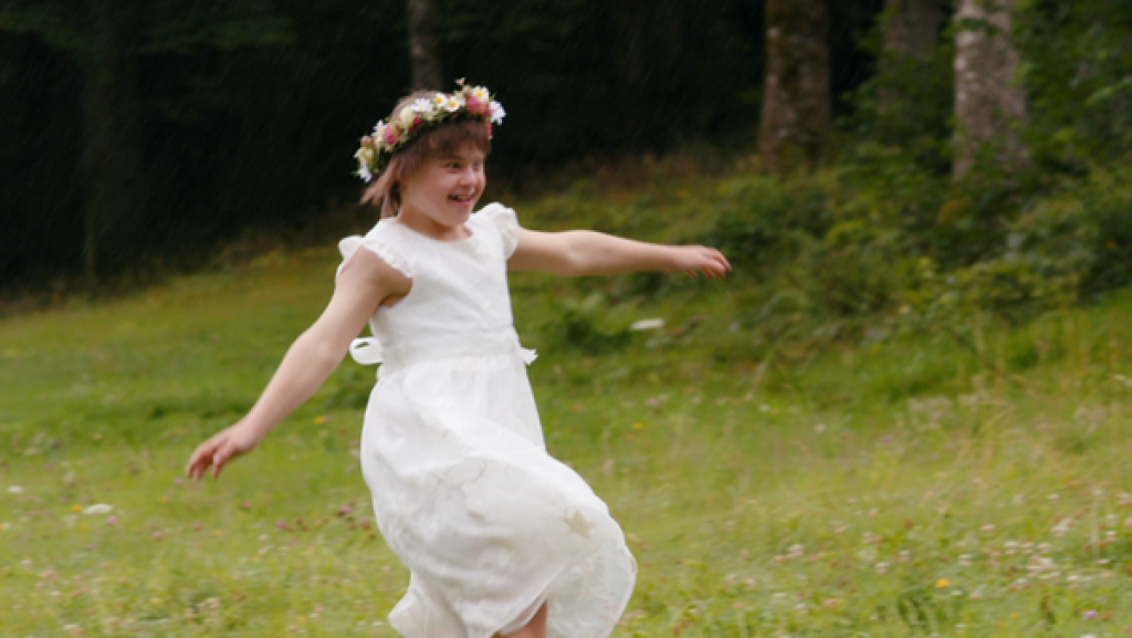 Toni springt über eine Wiese