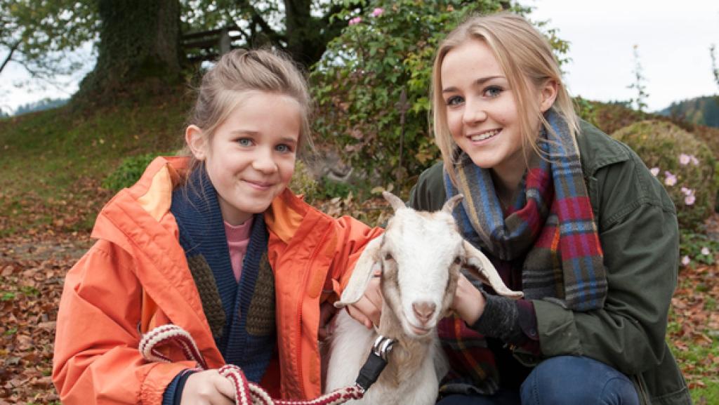 Lucy und Nelly aus der Serie "Tiere bis unters Dach" mit Ziege Flecki