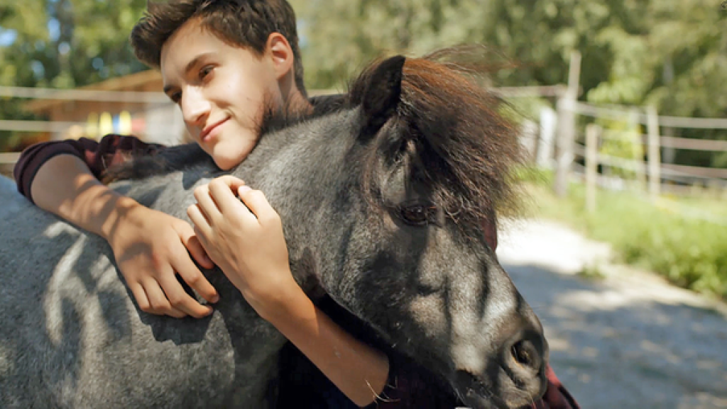 Jan umarmt Minipony Friedolin