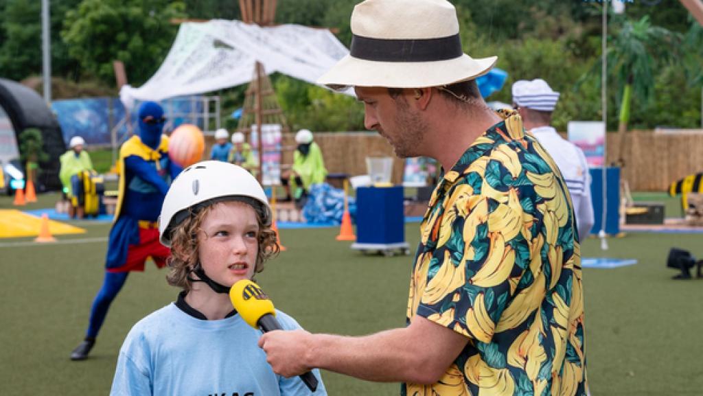 Kandidat Lukas gibt Johannes ein Interview.