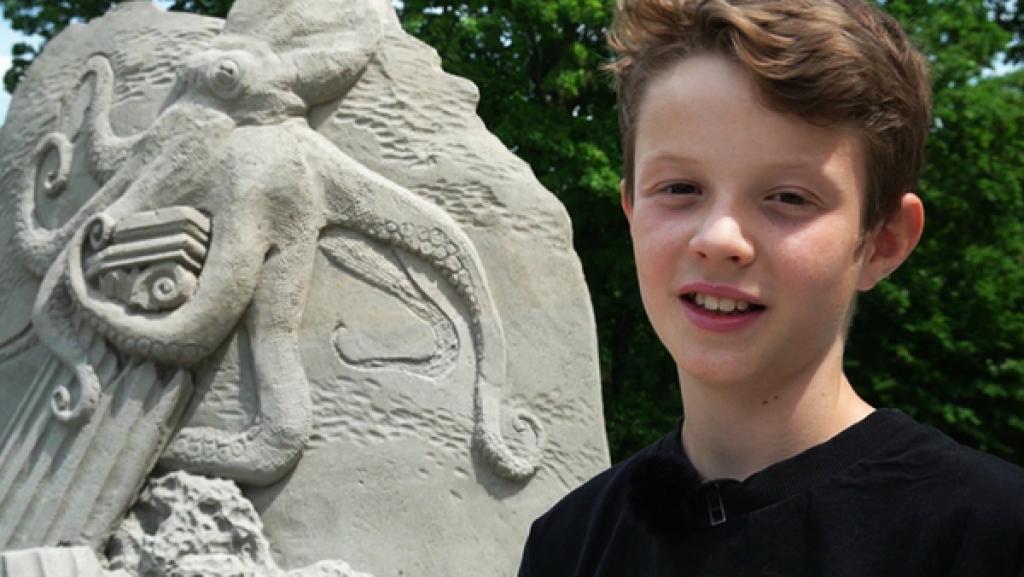 Janne bei der Sandkunstausstellung Unten am Meer