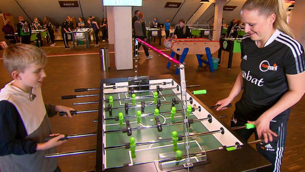 Tigerenten-Reporter Raphael kickert mit Bundesliga Spielerin