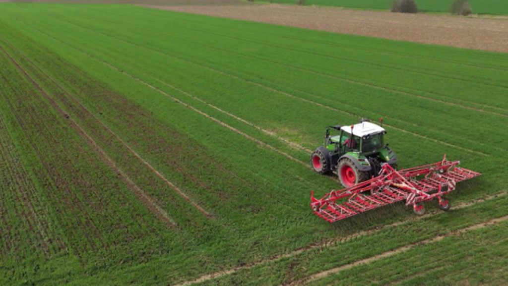 Traktor fährt auf einem Feld