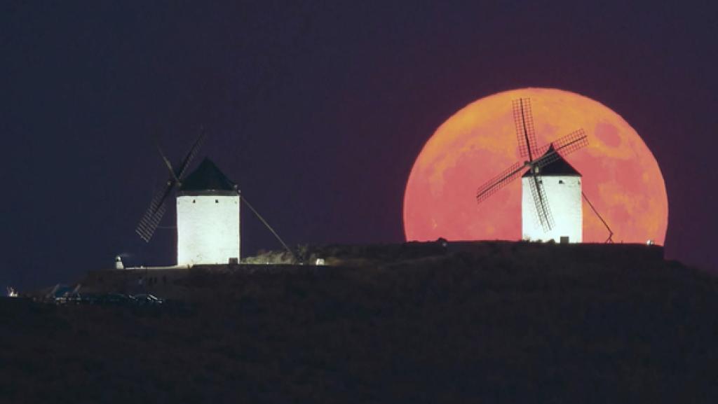 Riesiger Mond hinter einer Windmühle
