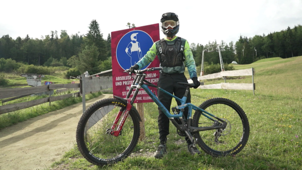 Mateo mit Downhill-Bike und Schutzausrüstung
