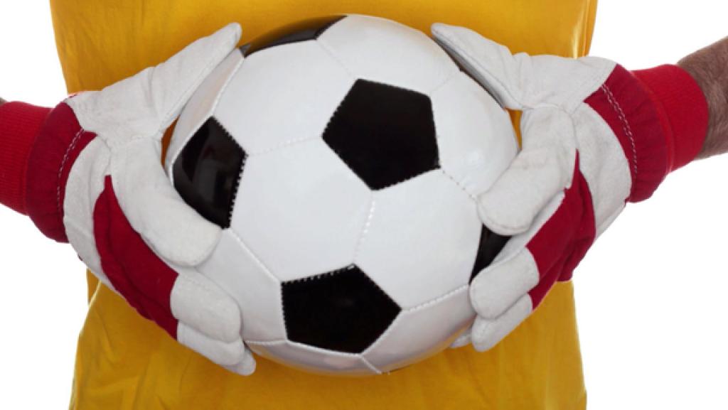 Großaufnahme eines Fußballs in Händen des Torwarts