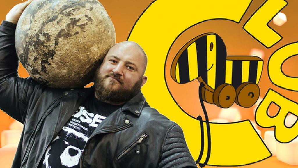 Dennis Kohlruss hält einen großen Stein in die Höhe