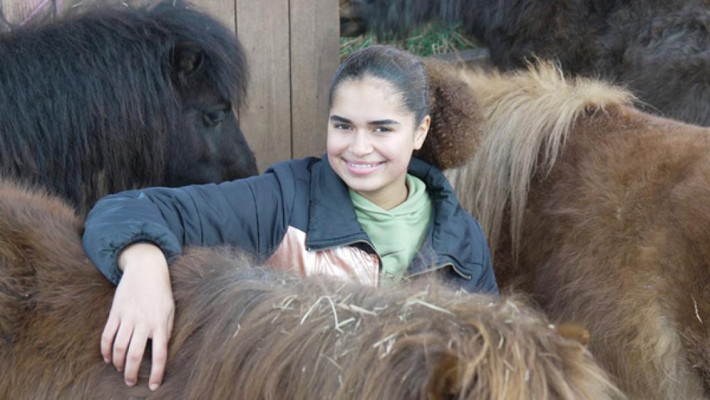 Reporterin Filipa umringt von Pferden