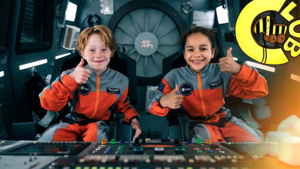 Dino gespielt von Felix Nölle und Billie gespielt von Ava-Elizabeth Awe im Raumschiff