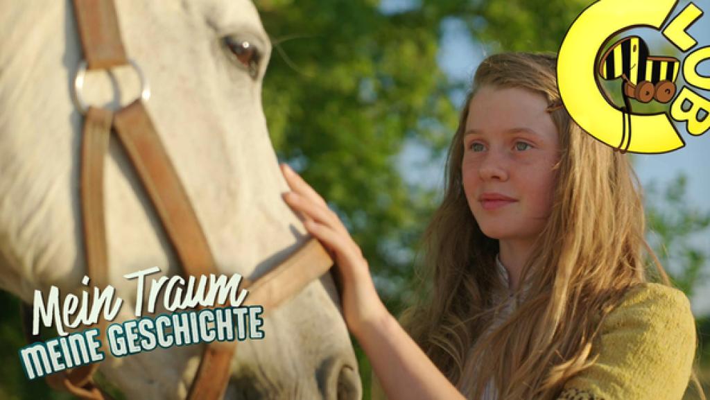 Aurelia Ott als Jane Goodall mit Pferd