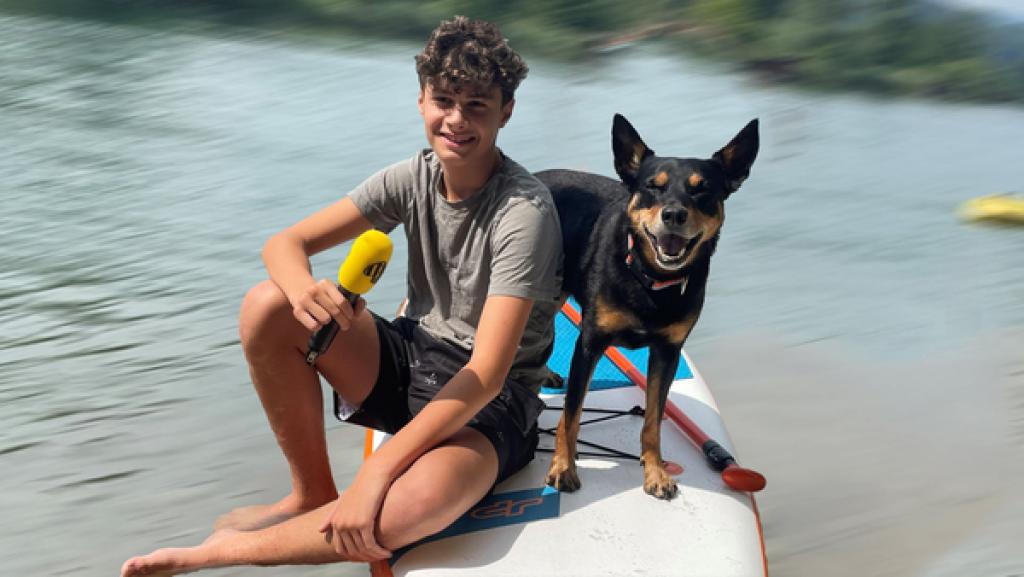 Mika beim SUP mit Hund