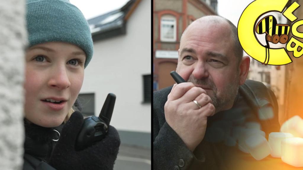 Detektiv Alexander und Reporterin Jule mit Funkgeräten