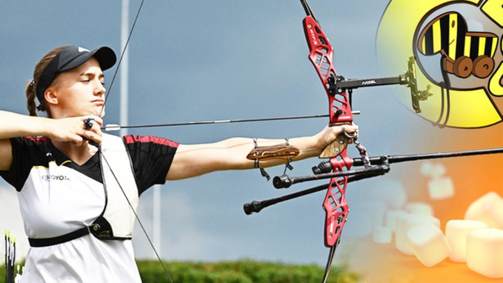 Charline Schwarz schießt mit Pfeil und Bogen