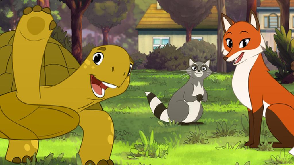 Törtel | Rechte: ZDF/Caligari Film Schildkröte Törtel winkt lächeln in die Kamera, daneben seine Freunde Waschbär und Fuchs