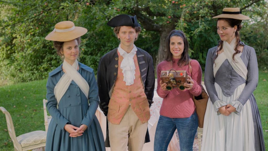 Rechte: KiKA/Sabine Finger Clarissa trifft Friedrich Schiller (Moritz Heidelbach), der vor einer wichtigen Entscheidung steht. Wer soll seine künftige Braut werden? Caroline (Helene Blechinger, links) oder Charlotte (Felicitas Franz, rechts)?