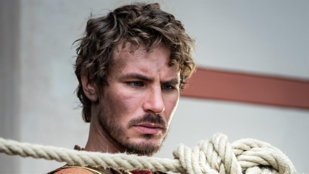 Rechte: KiKA/Sabine Finger Alexander der Große (Alexander Milz) hält in der Hand ein Seil mit einem Gordischen Knoten und schaut darauf.