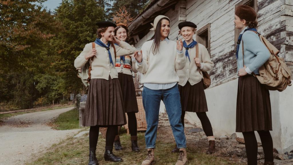 Rechte: KiKA/Sabine Finger Clarissa trifft auf Astrid (Birte Schnöink) die mit ihren Freundinnen unterwegs ist.