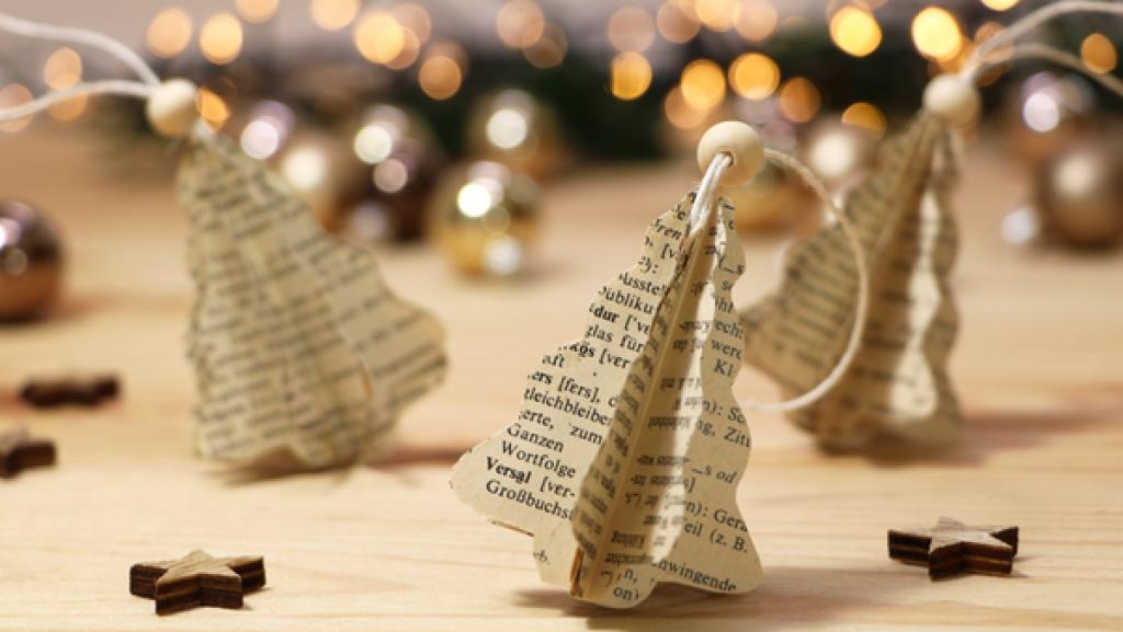 Weihnachtsbaumanhänger | Rechte: KiKA Weihnachtsbaumanhänger aus altem Papier