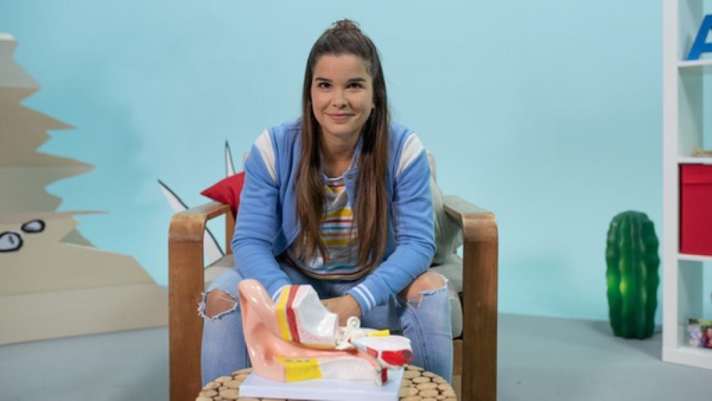 O wie Ohren | Ohren sind bei Menschen und anderen Säugetieren sehr ähnlich aufgebaut. Wie sie funktionieren, erklärt uns Anna. | Bild: BR | Text und Bild Medienproduktion GmbH & Co. KG | Fabian Nummert