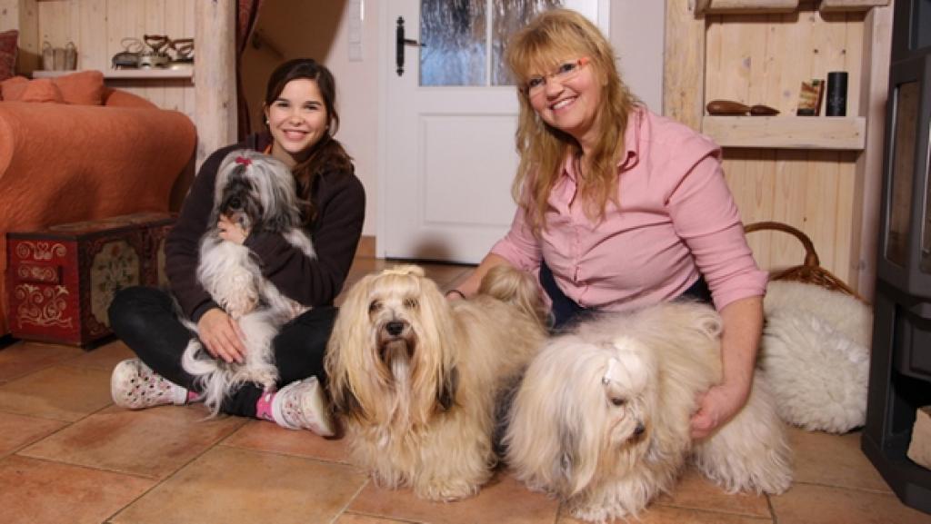 Havaneser | Anna und Marion Hofbauer mit den Havanesern Milow, Iny und Mancy. Havaneser sind früher im Zirkus aufgetreten, weil sie schnell Kunststücke lernen.
| Bild: BR | Text und Bild Medienproduktion GmbH & Co.KG