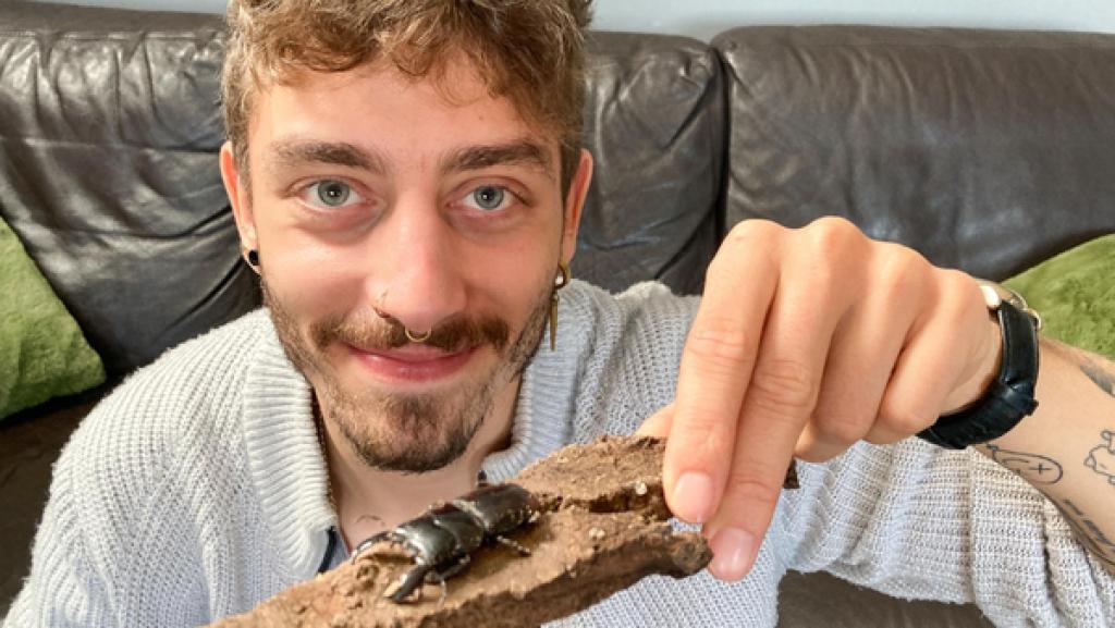 Käfer | Jason mit einem Hirschkäfer. | Bild: BR | Text und Bild Medienproduktion GmbH & Co. KG | Stefanie Wolf