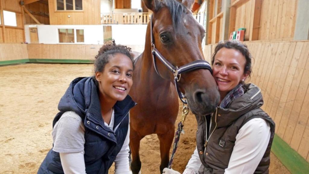 Ein Tag bei der Pferdeausbilderin | Pia mit Pferdeausbilderin Kathrin, die seit vielen Jahren Pferde schult.