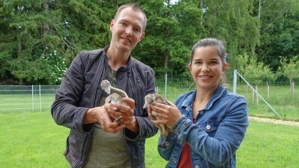 Die goldenen Eier des Nandu | Anna und Züchter Andreas mit kleinen Nandus. Sie sind erst zwei Wochen alt.