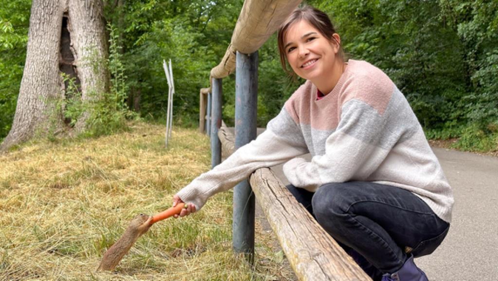 Die Ziesel ziehen um | Die Ziesel im Tiergarten Nürnberg sind besonders neugierig und Anna kann ihnen sehr nah kommen. | Bild: BR | Text und Bild Medienproduktion GmbH & Co. KG | Katharina Brackmann