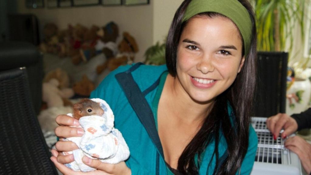 Anna und die wilden Tiere | Rechte: BR | Text und Bild Medienproduktion GmbH & Co.KG Nüsse für die Eichhörnchen | Anna mit einem vier Wochen alten verwaisten Eichhörnchen.