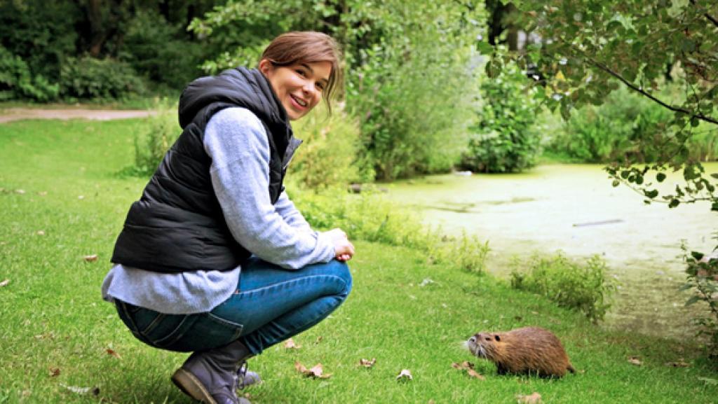 Nutrias in der Nachbrschaft | Mitten in Hamburg kommt Anna einem wilden Nutria ganz nah. Der Nager ist Menschen gewohnt, da er regelmäßig gefüttert wird. | Bild: BR | Text und Bild Medienproduktion GmbH & Co. KG | Christoph Schimmelpfennig