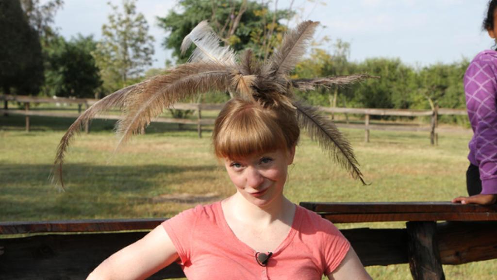 Raus zum Strauß | Rechte: BR | Text und Bild Medienproduktion GmbH & Co. KG Raus zum Strauß | Paula mit einem Kopfschmuck aus Straußenfedern