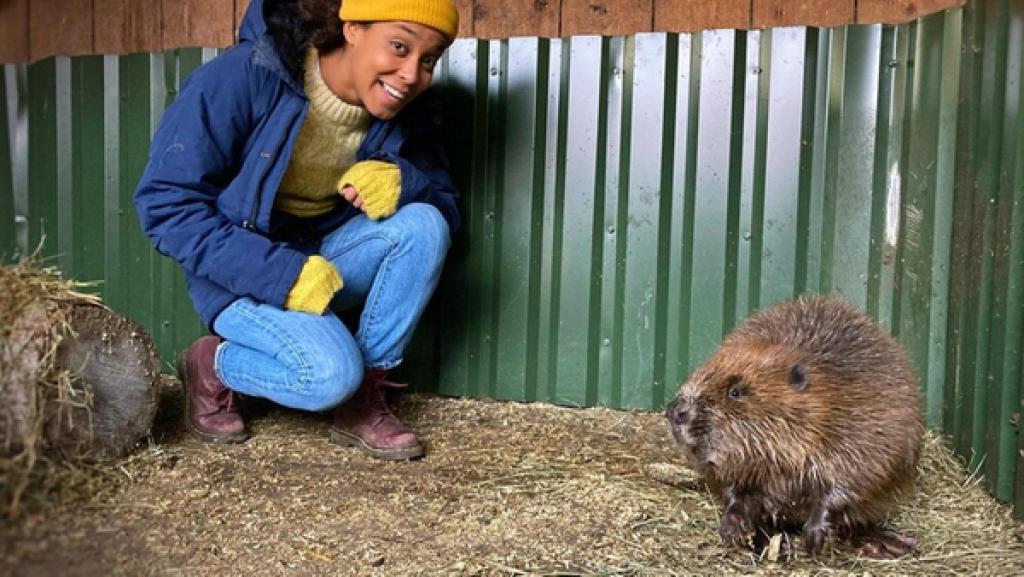 Bibbern um den Biber | Pia hält Sicherheitsabstand zum Biber. Denn das zweitgrößte Nagetier der Erde könnte mit seinen kräftigen Schneidezähnen ordentlich zubeißen.