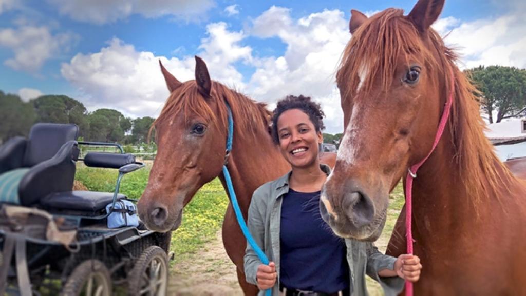 Im Sumpf der Marismeño-Pferde - Pia darf helfen, die beiden Marismeño-Pferde Loca und Antonia vor der Kutsche einzuspannen. | Bild: BR/Text und Bild Medienproduktion GmbH & Co. KG/Marcella Müller