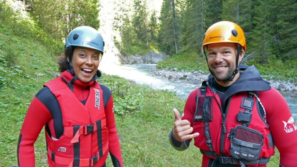 Abenteuer am wilden Fluss | Pia und Wildwasser-Guide Christian schwimmen im eiskalten Lech.  | Bild: BR| Text und Bild Medienproduktion GmbH & Co.KG