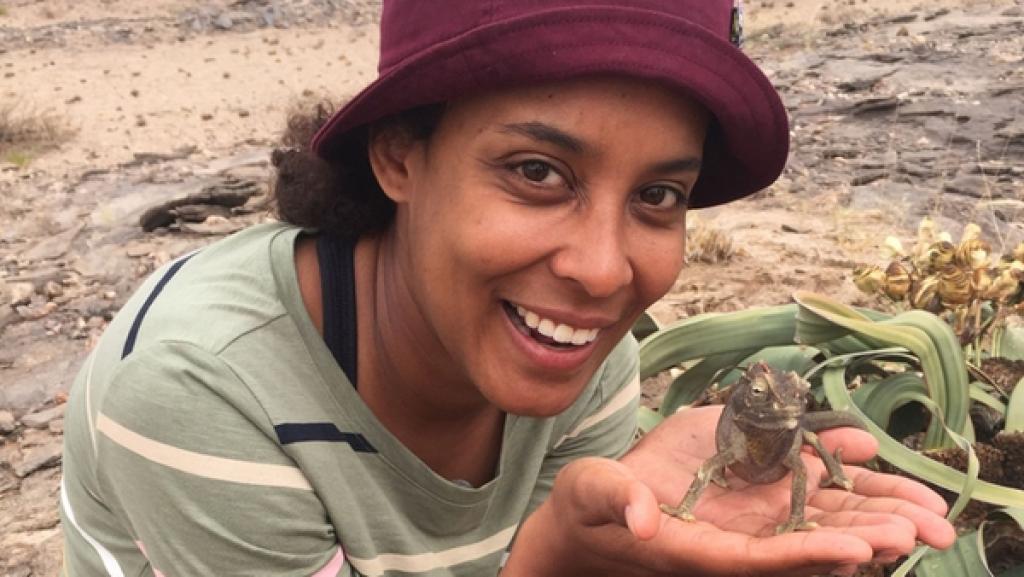 In der Namib-Wüste entdeckt Pia ein Namaqua-Chamäleon. Sie kann sogar beobachten, wie es mir seiner extralangen Zunge einen Wüstenkäfer fängt. | Bild: BR | Text und Bild Medienproduktion GmbH & Co. KG