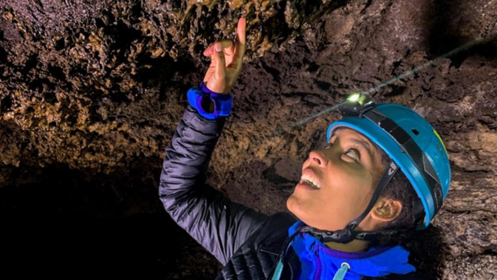 Heiße Spur auf dem Vulkan | Pia untersucht die erkaltete Lava in einer Lavagrotte. | Bild: BR | Text und Bild Medienproduktion GmbH & Co. KG