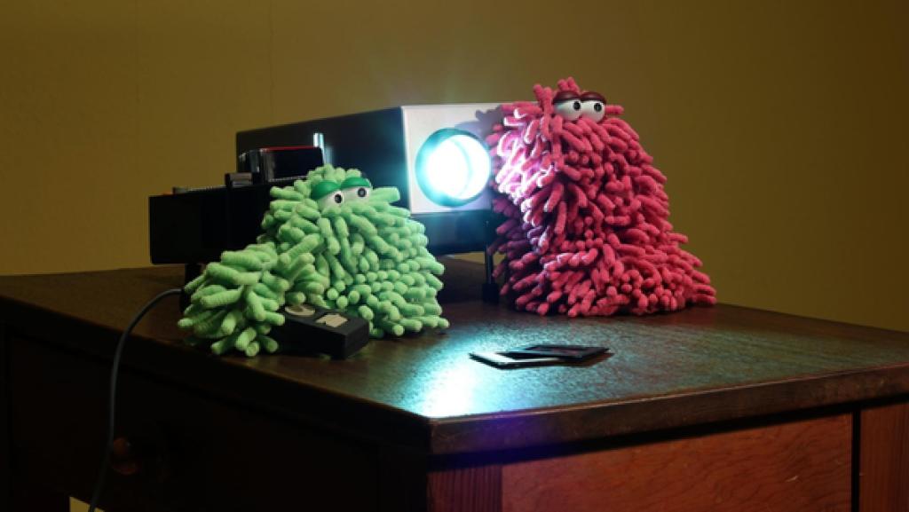 Wisch und Mop bedienen einen Diaprojektor