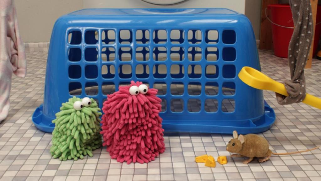 Wisch und Mop versuchen eine Maus zu fangen