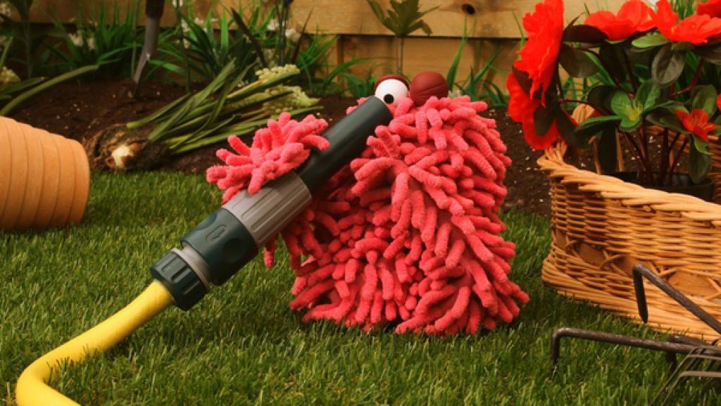 Folge 18. Schießbudenmatsch: Wisch inspiziert den Gartenschlauch