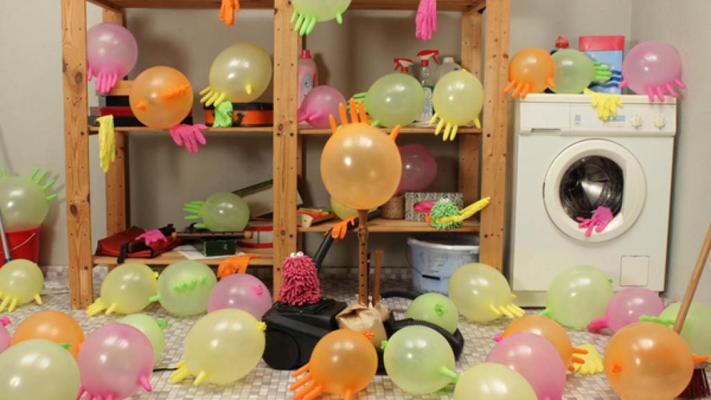 Wisch und Mop blasen mit dem Staubsauger Gummihandschuhe zu Ballons auf