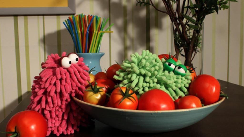 Wisch und Mop begutachten eine Schale Tomaten