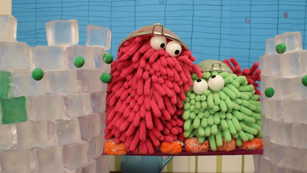 Mit Nudelsieben auf dem Kopf stehen Wisch und Mop als Ritter zwischen Burgmauern aus Eiswürfeln