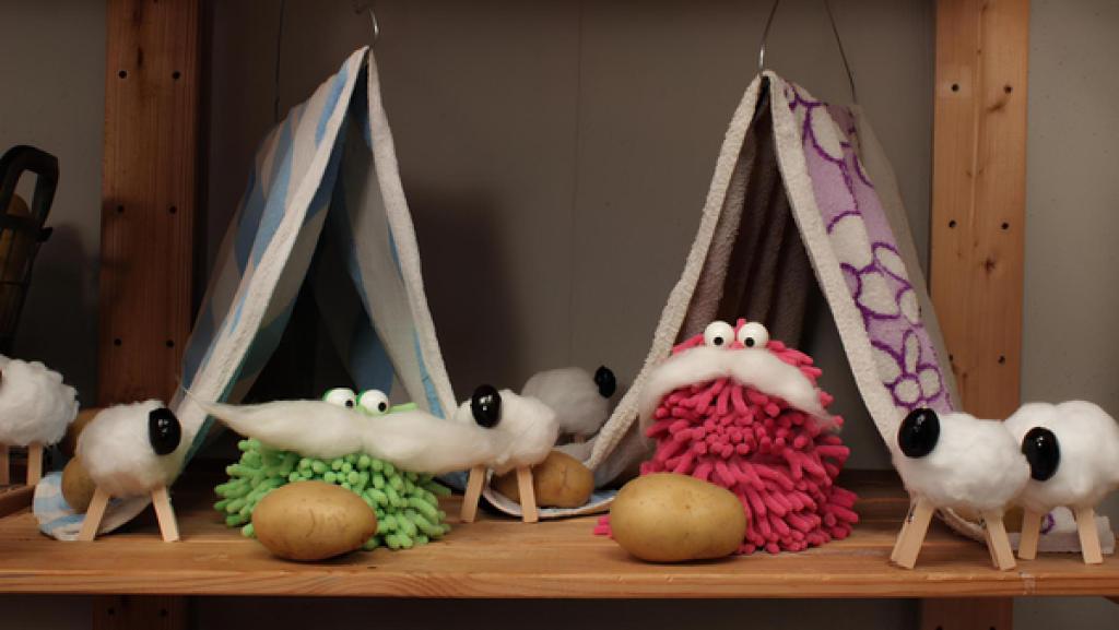 Wisch und Mop sitzen in ihren Handtuchzelten im Kellerregal